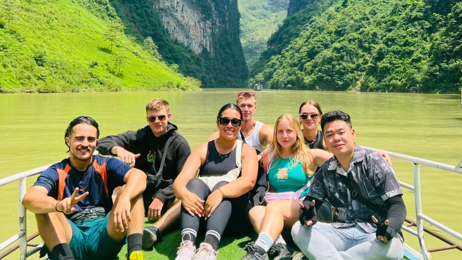 boat-ride-nho-que-river