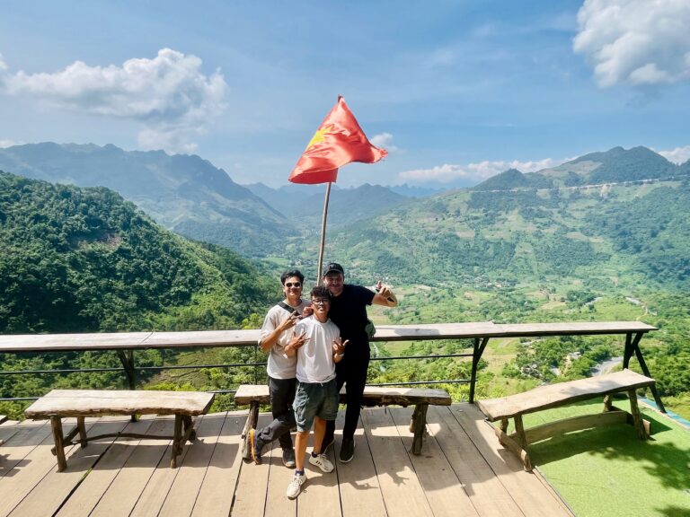 bac sum pass with vietnamese flag