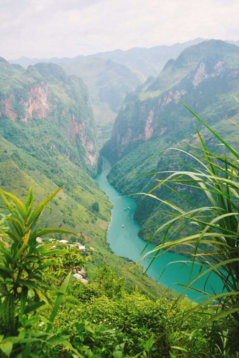 Ma Pi Leng Pass and Nho Que River canyon on the 4-day Ha Giang Cao Bang combo tour