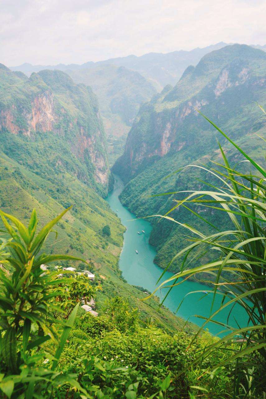 Ma Pi Leng Pass and Nho Que River canyon on the 4-day Ha Giang Cao Bang combo tour